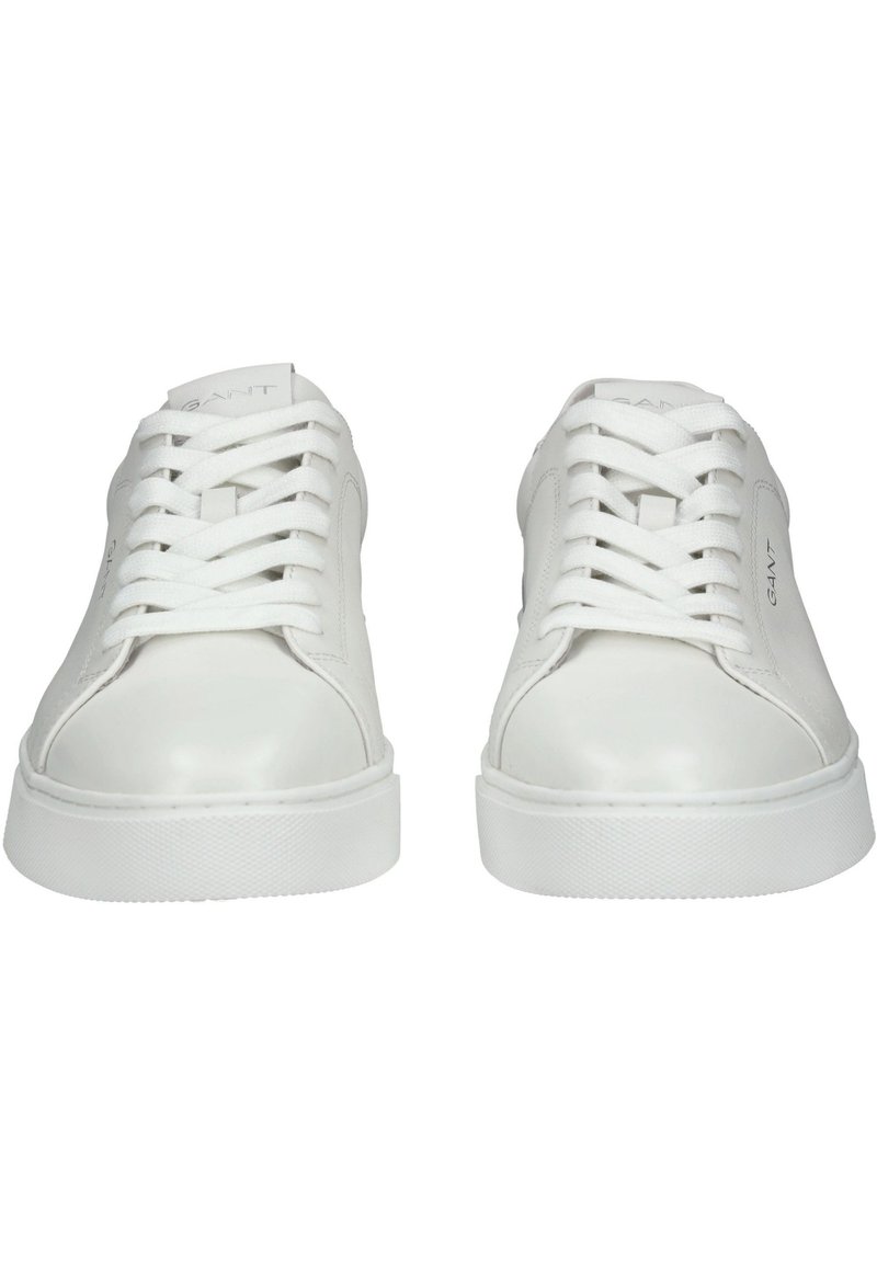 Vita lädersneakers med rund tå, platt gummisula och kontrasterande texturerade detaljer. Har framträdande snören och varumärkeslogotyp på tungan.