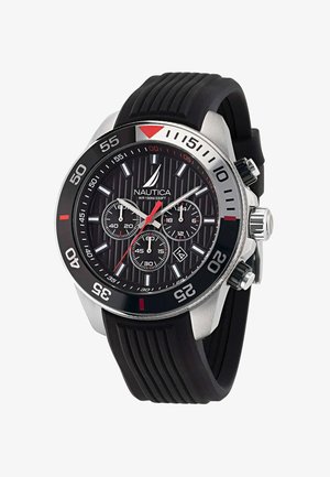 Zegarek chronograf Nautica z czarną tarczą, srebrną stalową bezelą, czarnym gumowym paskiem i czerwonymi akcentami. Wodoodporny do 100 m.