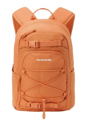 Mochila Dakine naranja con correas acolchadas, bolsillo frontal con cremallera, correas ajustables y diseño de cuerda elástica en el panel frontal.