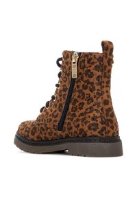 Botas de tobillo de ante marrón con un patrón de leopardo, cordones negros, cremallera lateral y suela gruesa. Los acentos incluyen pequeñas tachuelas en la parte superior.
