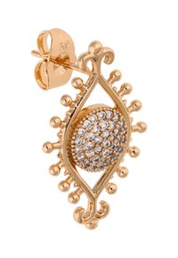 Zlatna naušnica s centralnim okruglim dizajnom postavljenim s prozirnim rhinestones, okvirena ornate otvorenim oblikom s ukrasnim akcentima.