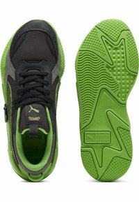 Svart och grå sneaker med gröna detaljer, mesh och syntetiskt material, texturerad sula, framträdande varumärkeslogotyp och ett snörningssystem.