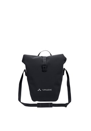 Schwarzer Roll-Top-Rucksack mit verstellbarem Schulterriemen und Frontverschluss mit Schnalle, vorne mit dem Vaude-Markenlogo.