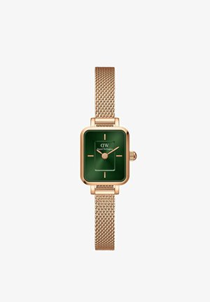 Grøn rektangulær ur med guld mesh rem, der har en minimalistisk urskive, guld timermarkører og en sidekrone til justeringer.
