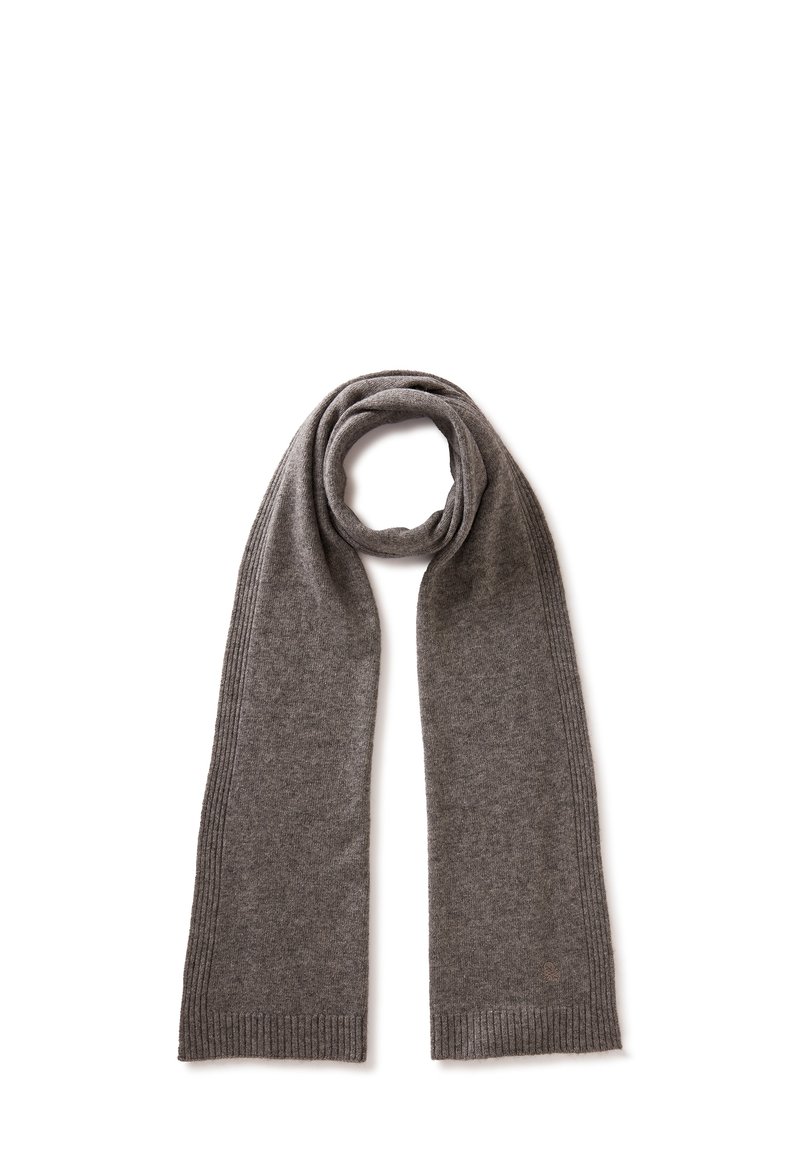 Bufanda de punto gris con una textura suave, que presenta bordes acanalados y una forma larga y rectangular, ideal para envolverse alrededor del cuello.