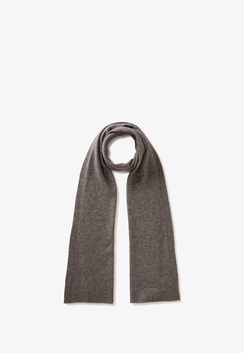 Bufanda de punto gris con una textura suave, que presenta bordes acanalados y una forma larga y rectangular, ideal para envolverse alrededor del cuello.