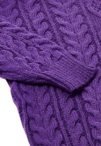 Maglione viola a treccia con filato spesso, caratterizzato da intricate trame intrecciate e un polsino a coste per un maggiore comfort e calore.