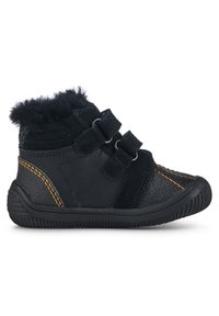 Bottes noires pour cheville avec bordure en fausse fourrure, doubles bandes à crochets et boucles, matériaux en daim et cuir, semelle en caoutchouc texturée et accents de coutures jaunes.