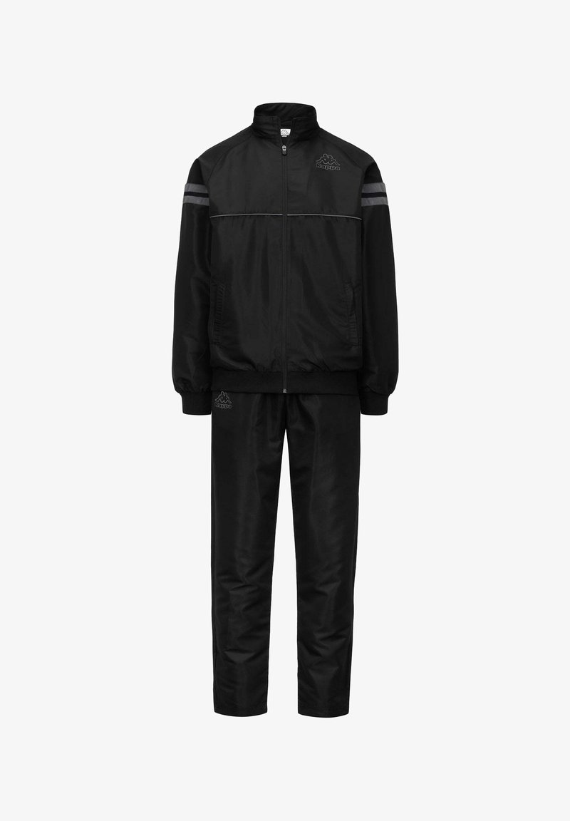 Tuta nera composta da una giacca con colletto alto e zip, e pantaloni coordinati. Caratterizzata da strisce riflettenti e dettagli con logo.