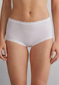 Witte katoenen hipsterondergoed met een fijne kantafwerking aan de taille en beenopeningen, met een zachte textuur en een volledige dekking.