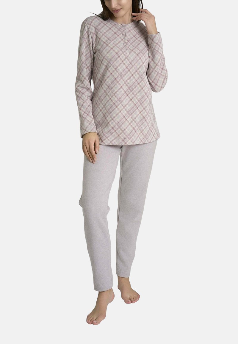 Maglietta a maniche lunghe a quadretti in rosa chiaro e bianco con tre bottoni, abbinata a pantaloni attillati grigi chiari realizzati in un tessuto morbido.