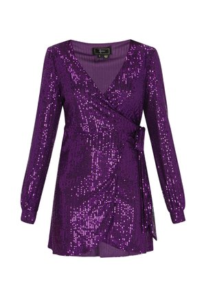 Fialové šaty s flitry, zavinovací s dlouhými rukávy, výstřihem do V a detailem vázaného pasu. Lesklá textura s přiléhavou siluetou.
