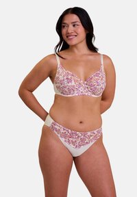Soutien-gorge en dentelle et culotte assortie en blanc cassé avec un motif floral en rose et violet. Comprend des bretelles réglables et des coutures lisses.