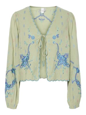 Blusa curta verde clara com mangas longas, bordados florais azuis, bordas recortadas e fecho em laço na frente.