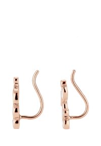 Örhängen i roséguld med tre klara ädelstenar, böjd krokdesign och polerad yta. Har en slät textur och minimalistisk form.
