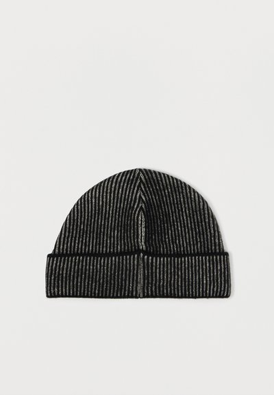 Bonnet tricoté en noir et gris avec des rayures verticales, doté d'un revers replié et d'une texture douce. Design simple et épuré.