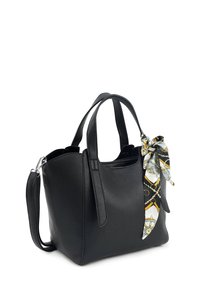 Zwarte leren handtas met een gestructureerde oppervlakte, dubbele handvatten en een geaccentueerde sjaal met een patroon. Inclusief een afneembare schouderriem.