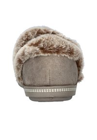 Pantofole grigie pelose con un morbido risvolto in pelo sintetico, corpo in suede e suola testurizzata. Presentano una striscia decorativa cucita attorno alla base.
