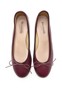 Ballerines en cuir bourgogne avec un bout arrondi, garniture au niveau de la cheville et un délicat nœud assorti. Doublure intérieure en beige doux.