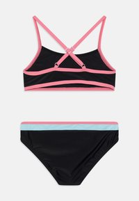 Ensemble de bikini noir comprenant un bralette sportif avec des accents roses et des bretelles croisées, associé à un bas assorti avec une ceinture à rayures bleues.