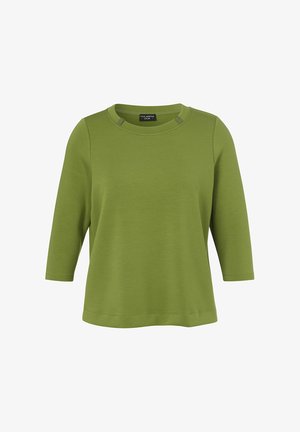 Groen shirt met lange mouwen, een ronde halslijn en een iets cropped fit, met kleine decoratieve details vlak bij de kraag.