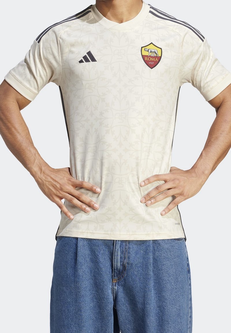 Jersey Adidas color crema que presenta un patrón sutil, acentos negros, un cuello redondo y un logo de la AS Roma en el pecho.