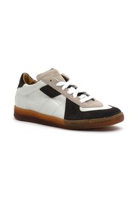 Weiße und braune Leder Sneakers mit Wildlederakzenten. Verfügt über eine abgerundete Zehe, weiße Schnürsenkel und eine Gummisohle. Seitliche Panel-Design-Details.