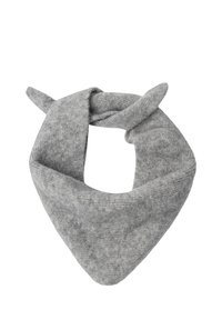 Une écharpe bandana tricotée en gris doux, pliée avec deux extrémités nouées de manière lâche sur fond blanc.
