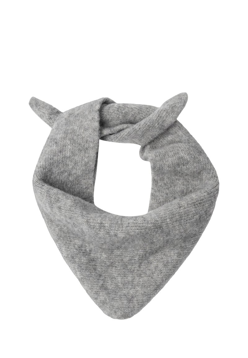 Une écharpe bandana tricotée en gris doux, pliée avec deux extrémités nouées de manière lâche sur fond blanc.