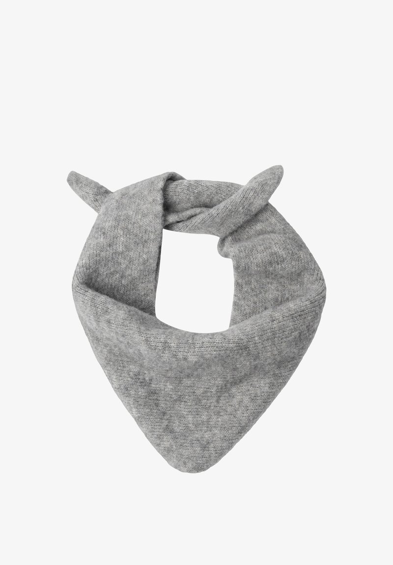 Une écharpe bandana tricotée en gris doux, pliée avec deux extrémités nouées de manière lâche sur fond blanc.