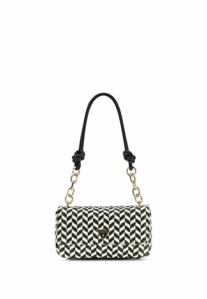 Bolso con estampado en blanco y negro, con un logotipo dorado de Guess, eslabones de cadena y una correa de asa de cuero negro con doble nudo.