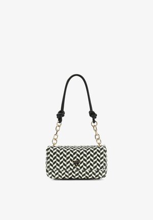 Bolso con estampado en blanco y negro, con un logotipo dorado de Guess, eslabones de cadena y una correa de asa de cuero negro con doble nudo.