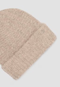 Roze getextureerde breimuts met een opgeplooide boord en een subtiel patroon. Kenmerkt zich door een kleine, metalen accent aan de zijkant. Zacht, warm materiaal.