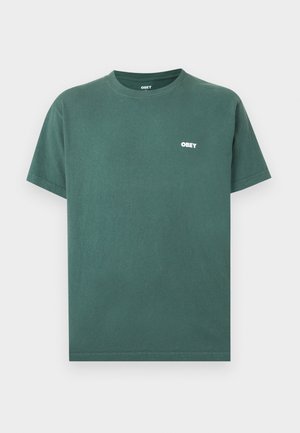Dunkelgrünes T-Shirt mit kurzen Ärmeln und Rundhalsausschnitt, mit kleinem weißen "OBEY"-Logo auf der linken Brust, vor einfachem Hintergrund.