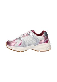 Witte en roze sportschoen met meshstof, zilverkleurige accenten, witte veters, bordeauxroze voering en een dikke witte zool met een bruine profiel.