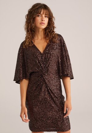 Vestido de lentejuelas marrón brillante con escote en V, mangas cortas y un diseño de cintura retorcida, que muestra una silueta ajustada y texturada.