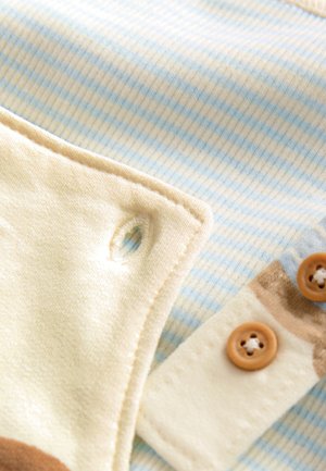 Chemise pour enfants en tissu rayé bleu clair doux, bordure crème, deux boutons marron et un petit détail brodé.