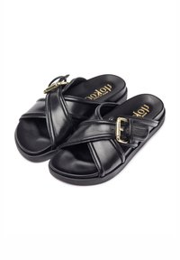 Zwarte leren sandalen met een kruisbandontwerp, verstelbare gespdetails, een gevoerde inlegzool en een gestructureerde rubberen zool voor grip.