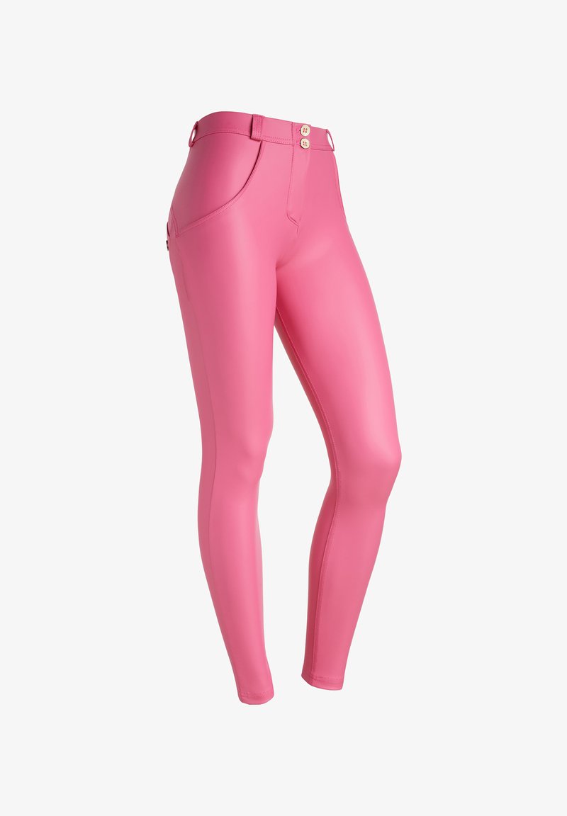 Leggings rosa de cintura alta, hechos de un material brillante, que cuentan con dos botones frontales, detalles de costura y un diseño ajustado al cuerpo.