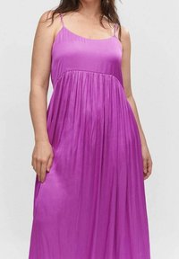Robe sans manches fuchsia avec un corsage ajusté et une jupe fluide plissée. Fabriquée en tissu léger et doux pour le confort et la facilité.