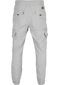 Helle graue Cargo-Hose mit einem elastischen Bund, zwei seitlichen Taschen und zwei Gesäßtaschen, hergestellt aus einem leichten, strukturierten Stoff.