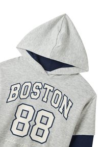 Szara bluza z kapturem z granatowym wnętrzem, z napisem "BOSTON" oraz "88" w białym, wyraźnym tekście. Miękka, bawełniana tkanina, kieszeń kangurza niewidoczna.