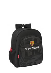 Zaino nero con superficie testurizzata, logo del FC Barcelona, testo bianco e dettagli della cerniera rossa. Design compatto con spallacci regolabili.