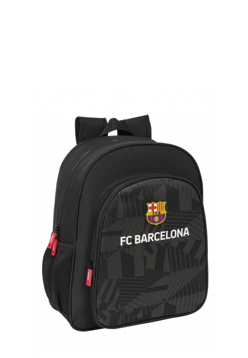 Zaino nero con superficie testurizzata, logo del FC Barcelona, testo bianco e dettagli della cerniera rossa. Design compatto con spallacci regolabili.