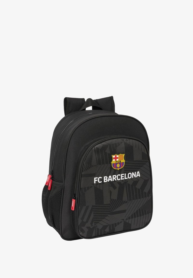 Sac à dos noir avec une surface texturée, logo FC Barcelone, texte blanc et accents de zip rouges. Design compact avec des bretelles réglables.