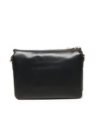 Borsa a pochette in pelle nera con una texture liscia, forma rettangolare, chiusura con zip superiore e dettagli in hardware color oro.