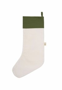 Hvid stofstrømpe med en solid grøn manchet og en hængende løkke; glat tekstur, minimalistisk design og et mærke på siden.