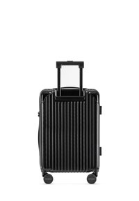 Czarny twardy walizka z pionowymi żebrami, wysuwaną rączką i czterema kółkami. Posiada boczną rączkę oraz akcenty z logo na kołach.