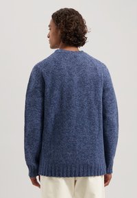 Blauwe gebreide trui met textuur, ronde halslijn, lange mouwen en geribbelde zoom, gezien van achteren. Zacht materiaal met een casual pasvorm.