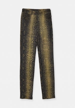 Pantalones de talle alto con un estampado de serpiente, que presentan tonos de marrón y dorado. Hechos de una tela suave con dos bolsillos.
